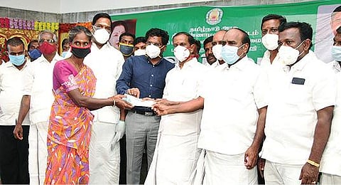 செய்யாறில் நடைபெற்ற விழாவில் பெண் ஒருவருக்கு நலத்திட்ட உதவியை வழங்கிய அமைச்சர் சேவூர் எஸ்.ராமச்சந்திரன். அருகில், ஆட்சியர் கந்தசாமி உள்ளிட்டோர்.