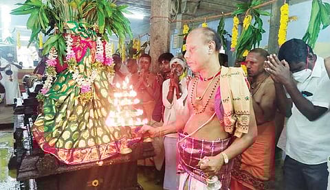 தென்காசி காசி விஸ்வநாதர் கோயிலில் ஐப்பசி திருக்கல்யாண திருவிழா கொடியேற்றத்தைத் தொடர்ந்து கொடிமரத்துக்கு தீபாராதனை நடைபெற்றது.