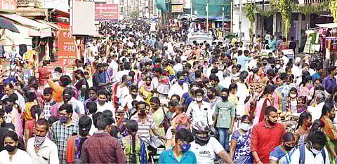 தீபாவளி பண்டிகையையொட்டி, திருச்சி என்.எஸ்.பி. சாலையில் நேற்று கரோனா அச்சமின்றி ஜவுளி உள்ளிட்ட பொருட்கள் வாங்க திரண்ட மக்கள். படம்: ஜி.ஞானவேல்முருகன்