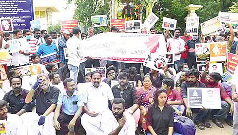 மதுரை தமுக்கம் மைதானம் தமிழன்னை சிலை முன் ஆர்ப்பாட்டம் நடத்திய தமிழ்புலிகள் உள்ளிட்ட பல்வேறு அமைப்பினர். படம்: எஸ்.கிருஷ்ணமூர்த்தி