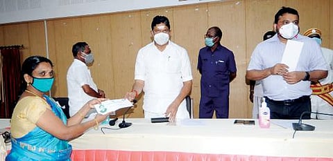 கடலூர் மாவட்ட ஆட்சியர் அலுவலகத்தில் நடந்த நிகழ்வில், மாவட்டத்தில் பல்வேறு விபத்துகளில் உயிரிழந்தவர்கள், காயமடைந்தவர்களின் குடும்பங்களுக்கு அமைச்சர் சம்பத் நிவாரண நிதி வழங்கினார்.