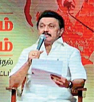 ஈரோட்டில் நேற்று திமுக சார்பில் நடந்த  ‘தமிழகம் மீட்போம்’ எனும் தலைப்பிலான கூட்டத்தில் பங்கேற்ற திமுக நிர்வாகிகளில் ஒரு பகுதியினர். (அடுத்தபடம்)  காணொலி மூலம் கூட்டத்தில் பேசிய திமுக தலைவர் மு.க. ஸ்டாலின்.