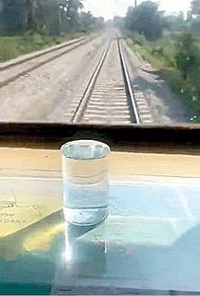 சோதனை ஓட்டம் நடைபெற்றபோது ரயில் பெட்டியில் டம்ளரில் வைக்கப் பட்டு இருந்த தண்ணீர்.