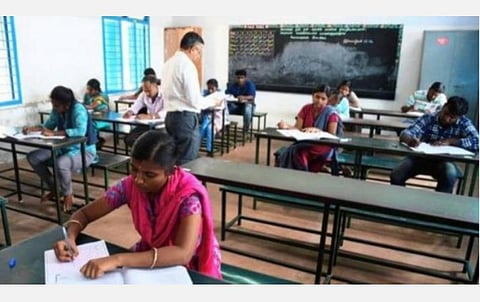 குரூப்-4 பணியில் சேர்ந்த பிஎச்டி, எம்ஃபில் பட்டதாரிகள்