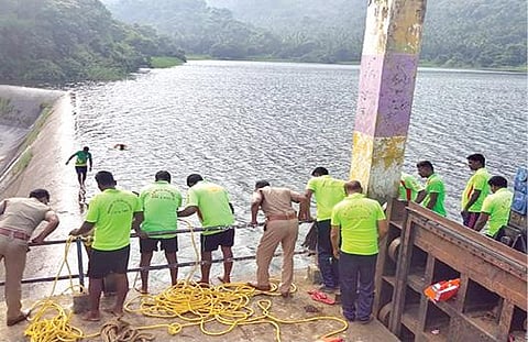 குண்டாறு அணையில் சிறுவனை தேடும் பணியில் ஈடுபட்ட தீயணைப்பு மற்றும் மீட்புப் படையினர்.