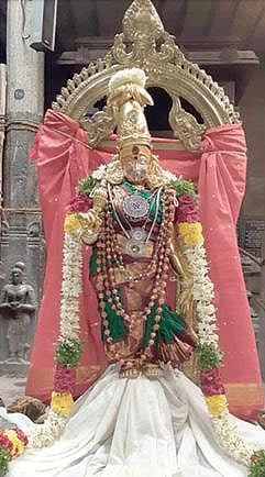 திருநெல்வேலி நெல்லையப்பர் காந்திமதி அம்மன் கோயில் ஐப்பசி திருக்கல்யாண திருவிழாவில் 3-ம் நாளான நேற்று அம்மனுக்கு சிறப்பு அலங்காரம் செய்யப்பட்டு, வழிபாடுகள் நடைபெற்றன.  		         படம்: மு.லெட்சுமி அருண்