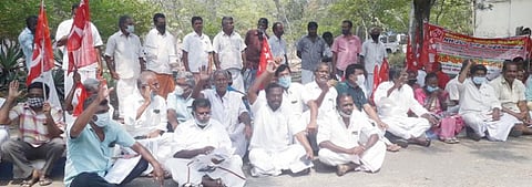 திண்டுக்கல் மாவட்ட ஆட்சியர் அலுவலக வளாகத்தில் காத்திருப்புப் போராட்டத்தில் ஈடுபட்ட விவசாயிகள் சங்கத்தினர்.