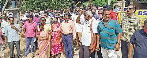 மீண்டும் வேலை வழங்கக் கோரி கடலூர் பிஎஸ்என்எல் பொதுமேலாளர் அலுவல கத்தை ஒப்பந்தத் தொழிலாளர்கள் முற்றுகையிட்டு  போராட்டம் நடத்தினர்.