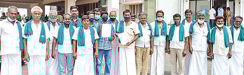 திருப்பூர் ஆட்சியர் அலுவலகத்தில் நேற்று மனு அளிக்க வந்த மோளரபட்டி ஊராட்சித் தலைவர் ர.குமரவேல் தலைமையிலான விவசாயிகள். படம்: இரா.கார்த்திகேயன்