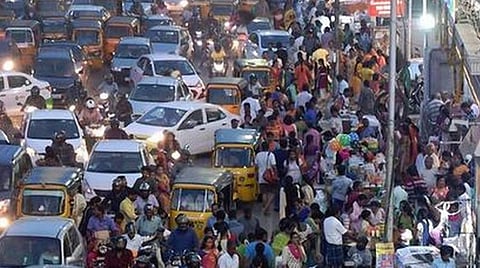 சமூக இடைவெளியின்றி கடைவீதிகளில் திரளும் மக்கள் கூட்டம்: கோவையில் மீண்டும் கரோனா தொற்று அதிகரிக்கும் அபாயம்?