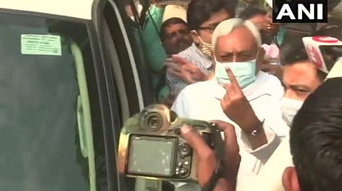 பிஹாரில் இன்று நடக்கும் 2-ம் கட்டத் தேர்தலில் திகா நகரில் வாக்களித்த முதல்வர் நிதிஷ் குமார் : படம் | ஏஎன்ஐ.