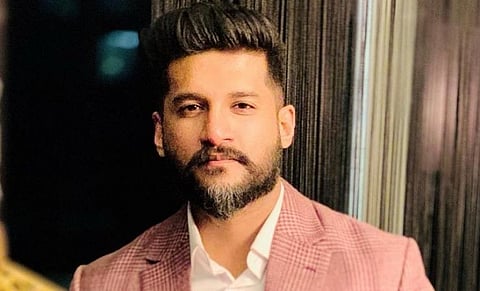 பாடகர் விஜய் யேசுதாஸ் கார் விபத்து: காயமின்றித் தப்பினார்