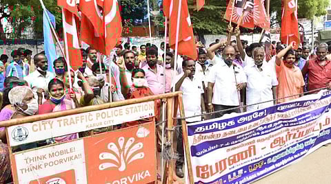 காந்தி மார்க்கெட்டைத் திறக்க வலியுறுத்தி ஆர்ப்பாட்டத்தில் ஈடுபட்ட சுமைப்பணி தொழிற்சங்கக் கூட்டமைப்பினர்.