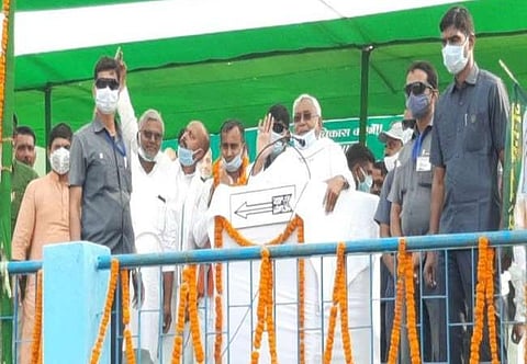 நிதிஷ் குமாரை நோக்கி வெங்காயம் வீசப்பட்டதைத் தொடர்ந்து பாதுகாவலர்கள் சூழப் பேசிய காட்சி: படம் | ஏஎன்ஐ.