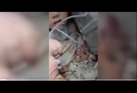 துருக்கி நிலநடுக்கம்: நான்கு நாட்களுக்குப் பிறகு மீட்கப்பட்ட 3 வயதுச் சிறுமி