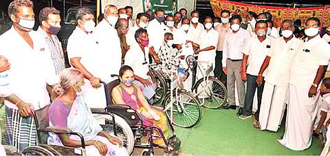 மாற்றுத்திறனாளிகளுக்கு நலத்திட்ட உதவிகளை வழங்கிய இந்து சமய அறநிலையத் துறை அமைச்சர் சேவூர் எஸ்.ராமச்சந்திரன்.