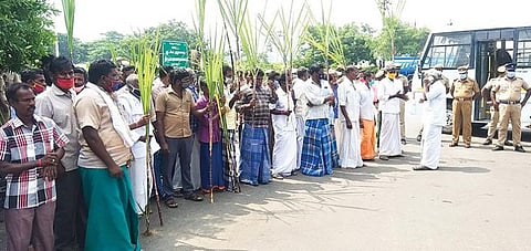திருவண்ணாமலை ஆட்சியர் அலுவலகம் முன்பு காத்திருப்புப் போராட்டத்தில் ஈடுபட்ட கரும்பு விவசாயிகள்.