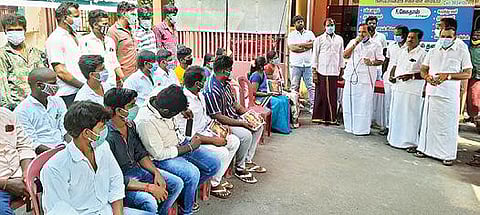 திருவண்ணாமலையில் நடைபெற்ற அதிமுக இளைஞர் மற்றும் இளம்பெண்கள் பாசறை கூட்டத்தில் பேசும் மாவட்டச் செயலாளர் அக்ரி எஸ்.எஸ். கிருஷ்ணமூர்த்தி.