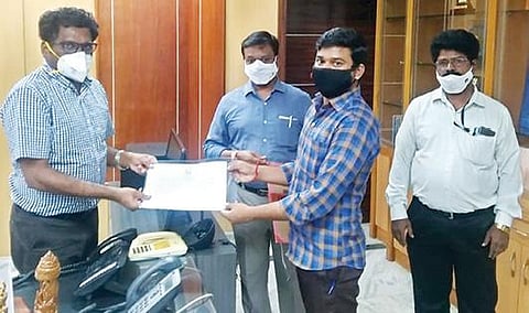 ஆரணியில் உயிரிழந்த கட்டுமான தொழிலாளியின் குடும்பத்துக்கு நலவாரிய நிதி யாக ரூ.5 லட்சத்துக்கான காசோலையை வழங்கிய ஆட்சியர் கந்தசாமி.