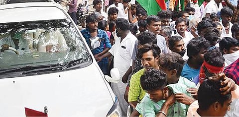 திருநெல்வேலி மாவட்ட ஆட்சியர் அலுவலகம் முன் கடந்த  திங்கள்கிழமை காணப்பட்ட நெரிசல்.  படம்: மு.லெட்சுமி அருண்