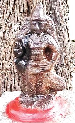 மயிலாடுதுறை அருகே விளநகர் வேயுறு தோளியம்மை உடனாகிய துறைகாட்டும் வள்ளலார் கோயில் வன்னி மரத்தடியில் நேற்று பிரதிஷ்டை செய்யப்பட்ட சனி பகவான் சிலை.