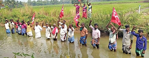 தஞ்சாவூர் மாவட்டம் புளியகுடி தோப்பு பகுதியில் புத்தூர் வாய்க்காலில் இறங்கி நேற்று ஆர்ப்பாட்டம் நடத்திய இந்திய கம்யூனிஸ்ட் கட்சியினர்.