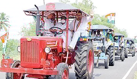 புதுக்கோட்டை மாவட்டம் கீரனூரில் நேற்று நடைபெற்ற வாகன பேரணியில், ஒரு டிராக் டரில் அமர்ந்து வந்த காங்கிரஸ் கட்சியின் அகில இந்திய செயலாளர் சஞ்சய் தத்.