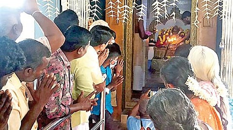 அமெரிக்க துணை அதிபர் தேர்தலில் கமலா ஹாரிஸ் வெற்றி பெற வேண்டி திருவாரூர் மாவட்டம் மன்னார்குடி அருகே துளசேந்திரபுரம் கிராமத்தில் உள்ள அவரது குலதெய்வ கோயிலான, தர்மசாஸ்தா கோயிலில் நேற்று நடைபெற்ற சிறப்பு வழிபாடு.