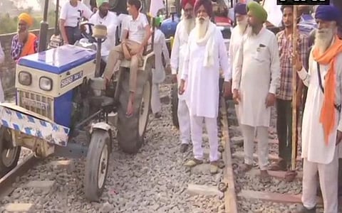 பஞ்சாபில் ரயில் மறியல் போராட்டம் | படம்: ஏஎன்ஐ