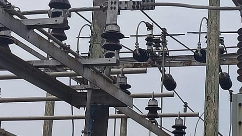 காளையார்கோவில் துணை மின்நிலையத்தில் மின்கம்பங்கள் சேதமடைந்து ஆபத்தான நிலையில் உள்ள டிரான்ஸ்பார்ம்கள்.