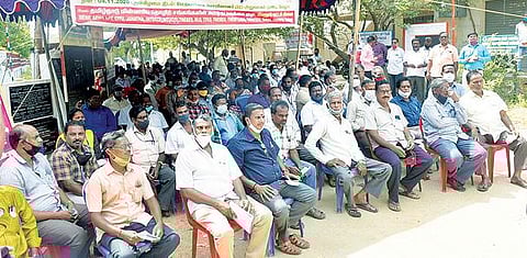 காட்பாடி காந்திநகர் பகுதியில் உள்ள வேலூர் வட்ட மின்வாரிய மேற்பார்வை பொறியாளர் அலுவலகம் முன்பாக நடந்த தர்ணாவில் பங்கேற்ற தொழிற்சங்கத்தினர்.  அடுத்த படம்: திருவண்ணாமலையில் நடைபெற்ற தர்ணாவில் பங்கேற்ற மின்வாரிய தொழிற்சங்கத்தினர்.