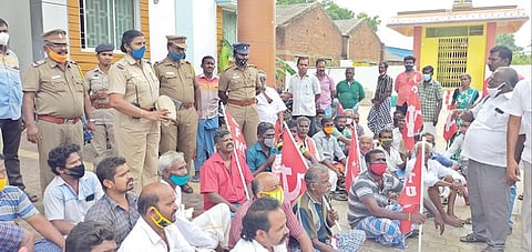 சங்கரன்கோவில் நகராட்சி அலுவலகத்தில் காத்திருப்பு போராட்டத்தில் ஈடுபட்ட மார்க்சிஸ்ட் கம்யூனிஸ்ட் கட்சியினர்.