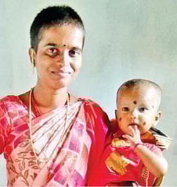 சுமதி தனது குழந்தையுடன்.