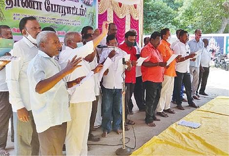 கடலூர் கேப்பர் மலையில் மின்வாரிய தொழிற்சங்கத்தினர் தர்ணா போராட்டத்தில் ஈடுபட்டனர்.