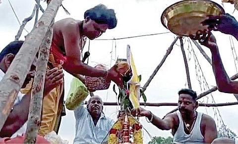 காஞ்சிபுரம்-உத்திரமேரூர் சாலையில் உள்ள  கருவேப்பம்பூண்டி கிராமத்தில்  வரசித்தி விநாயகர் மற்றும்  தர்மசாஸ்தா கோயில் நடைபெற்ற குடமுழுக்கு விழாவில், புனித நீர் ஊற்றும் சிவாச்சாரியர்கள்.