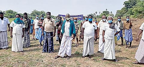 கருகும் நெற்பயிர்களை காப்பாற்ற மேட்டூர் அணையிலிருந்து கூடுதல் தண்ணீர் திறக்கக் கோரி தஞ்சாவூர் மாவட்டம் திருவையாறு அடுத்த நாகத்தி கோணகடுங்கலாறு பகுதியில் நேற்று ஆர்ப்பாட்டத்தில் ஈடுபட்ட விவசாயிகள்.
