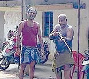 துப்பாக்கிச் சூட்டில் காயமடைந்து சிகிச்சை பெற்று வரும் பாஜக நிர்வாகி பெரியதுரை. (அடுத்தபடம்) துப்பாக்கியுடன் முன்னாள் ராணுவ வீரர் ஜெபமணி.படங்கள்: மு.லெட்சுமி அருண்