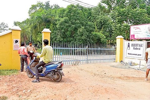 மதுரை கோச்சடையில் வருமான வரித் துறையினர் சோதனை மேற்கொண்ட தனியார் நிறுவன ஓட்டலின் நுழைவாயில்.படம்: எஸ்.கிருஷ்ணமூர்த்தி