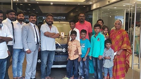 'க/பெ. ரணசிங்கம்' இயக்குநருக்கு கார் பரிசு: தயாரிப்பாளர் வழங்கினார்