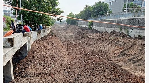 கீரணத்தம் தொழில்நுட்பப் பூங்கா அருகே தூர்வாரி சுத்தம் செய்யப்பட்டு வரும் மழை நீர் ஓடை.