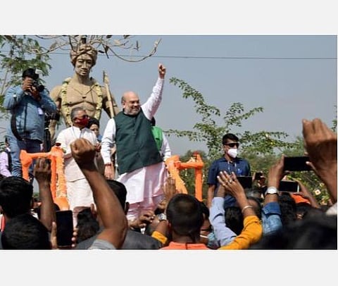 மேற்கு வங்கத்தில் பழங்குடி புரட்சி வீரர் பிர்சா முண்டா சிலைக்கு மாலை அணிவித்த அமித் ஷா.