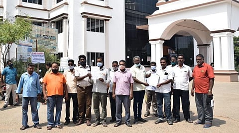 திருச்சி மாவட்ட ஆட்சியர் அலுவலகத்தில் கோரிக்கை மனு அளிக்க வந்த தமிழ்நாடு அரசு டாஸ்மாக் பணியாளர் சங்கத்தினர்.