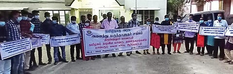 திருப்பத்தூர் சுகாதாரப்பணிகள் துணை இயக்குநர் அலுவலகம் முன்பாக கவன ஈர்ப்பு ஆர்ப்பாட்டத்தில் ஈடுபட்ட மருந்தாளுநர்கள். படம்: ந.சரவணன்.