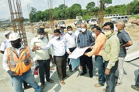 ஸ்மார்ட் சிட்டி திட்டத்தின் கீழ் வேலூர் புதிய பேருந்து நிலையத்தில் நடைபெற்று வரும் பணிகளை மாவட்ட ஆட்சியர் சண்முகசுந்தரம் பார்வையிட்டு ஆய்வு செய்தார். அருகில், மாநகராட்சி ஆணையர் சங்கரன் உள்ளிட்டோர்.  படம்: வி.எம்.மணிநாதன்.