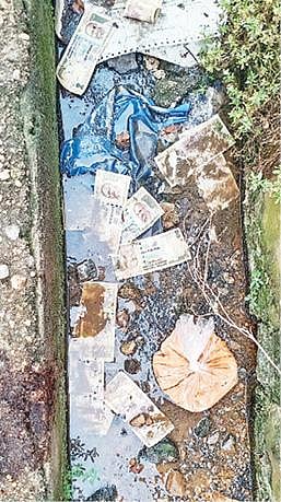 கால்வாயில் வீசப்பட்ட பழைய 500 ரூபாய் நோட்டுகள். படம். ந.சரவணன்.