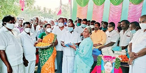 செய்யாறு அடுத்த தளரபாடி கிராமத்தில் நடைபெற்ற நிகழ்ச்சியில் பெண் ஒருவருக்கு இலவச சேலையை வழங்கிய எம்எல்ஏ தூசி கே. மோகன்.