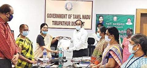 திருப்பத்தூர் ஆட்சியர் அலுவலகத்தில் நடைபெற்ற விழிப்புணர்வு கூட்டத்தில் மாநில மகளிர் ஆணையத்தலைவி கண்ணகி பாக்கியநாதன் துண்டு பிரசுரத்தை வெளியிட ஆட்சியர் சிவன் அருள் பெற்றுக்கொண்டார்.