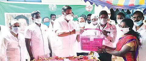 லாடவரம் கிராமத்தில் நடைபெற்ற சிறப்பு மருத்துவ முகாமில் பெண் ஒருவருக்கு குழந்தைகள் நல பெட்டகத்தை வழங்கிய எம்எல்ஏ பன்னீர்செல்வம்.