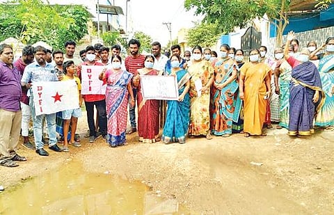 தூத்துக்குடி தபால் தந்தி காலனியில் சாலைகளை சீரமைக்கக் கோரி இந்திய ஜனநாயக வாலிபர் சங்கம் மற்றும் மாதர் சங்கத்தினர் ஆர்ப்பாட்டம் நடத்தினர்.