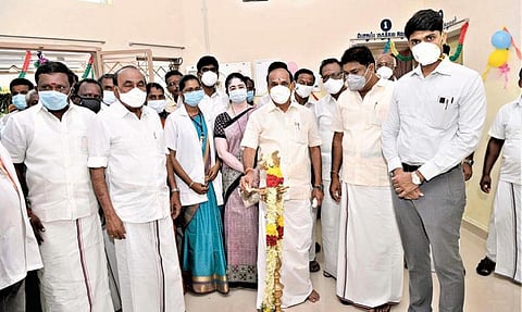 புதூர் பேரூராட்சியில் புனரமைக்கப்பட்ட அரசு ஆரம்ப சுகாதார நிலையத்தை  திறந்து வைத்து, விளக்கேற்றும் அமைச்சர் கடம்பூர் ராஜு.